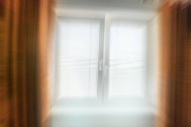 Odadaki bulanık kapalı pencere. Kahverengi perdeler yanlarda