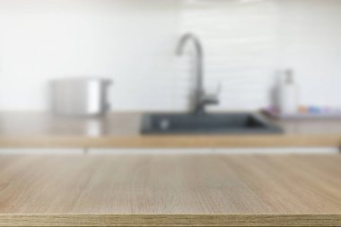 Mutfak tezgahının arkasındaki ahşap masa.