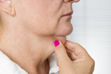 Yaşlı kadınlar sarkık boyun derisini tutar.