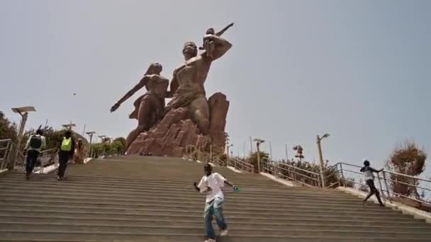 Дакар Сенегал Апреля 2022 Года Подъем Лестнице Памятнику Африканского Возрождения — стоковое видео