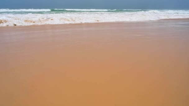Волны Над Атлантическим Океаном Приближаются Пляжу Недалеко Дакара Сенегал — стоковое видео