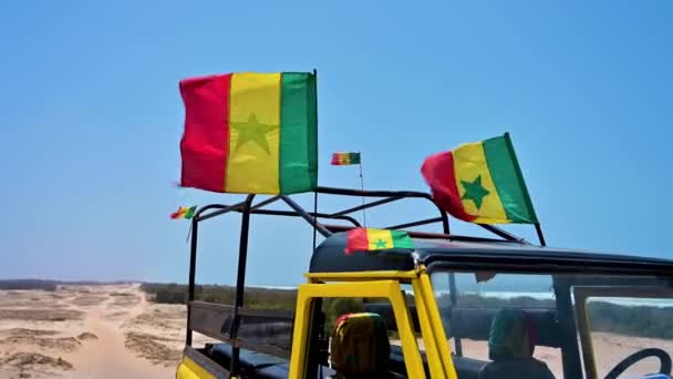 Szenegál Zászlók Egy Suv Fúj Szélben Strand Közelében Dakar Szenegál — Stock videók