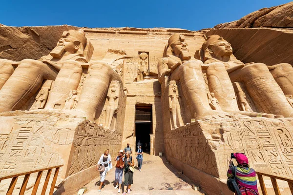 Abu Simbel Egypt Ιουλίου 2021 Τουριστικός Στην Είσοδο Του Ναού — Φωτογραφία Αρχείου