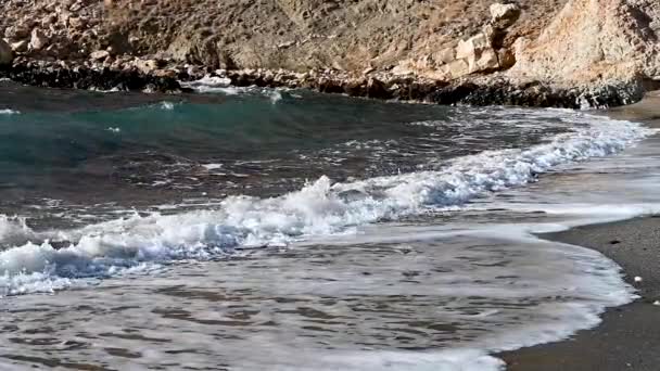 Yunanistan Naxos Adasında Dalgalar Kıyıya Vuruyor — Stok video