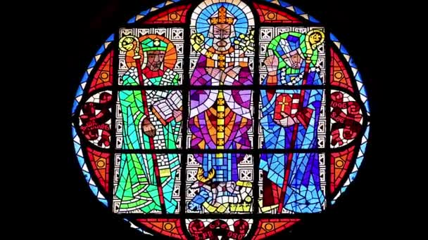 葡萄牙布拉加大教堂内华丽的彩色玻璃 — 图库视频影像