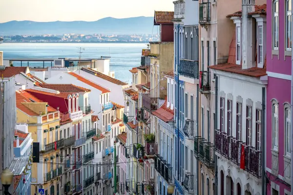 Dramatisk Bild Färgglada Historiska Byggnader Lissabon Portugal Med Floden Tagus Stockbild