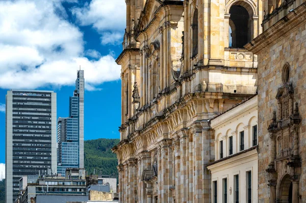 Gebouw Van Kathedraal Van Bogota Colombia Met Moderne Wolkenkrabbers Achtergrond Stockfoto