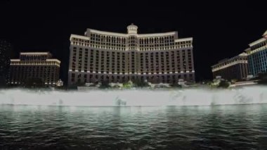 Zaman aşımı. Las Vegas, Nevada, ABD 'deki Bellagio Oteli' nin su sergisi fıskiyelerinin muhteşem manzarası.