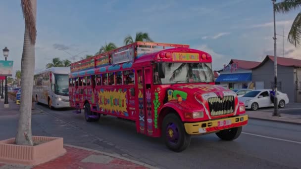 Schöne Aussicht Auf Die Innenstadt Von Oranjestad Mit Vorbeifahrendem Reisebus — Stockvideo