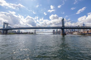 Hudson nehrinin, Manhattan gökdelenlerinin ve Brooklyn köprüsünün güzel manzarası. ABD.