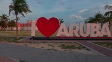 Gün batımında Aruba 'nın merkezindeki Aruba Adası' nda çok sevdiğim mektupların yakın görüntüsü. Aruba. Oranjestad. 09.09.2022.