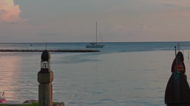 Piękny Widok Zachód Słońca Morzu Karaibskim Żeglarstwo Jachtem Wzdłuż Molo — Wideo stockowe
