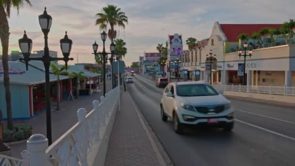 Gün Batımındaki Şehir Manzarası Yarış Ambulansı Yanıp Sönen Işıklar Sirenle — Stok video