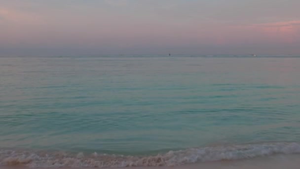 Vacker Utsikt Över Turkost Vatten Atlanten Tidigt Morgonen Sandstranden Aruba — Stockvideo