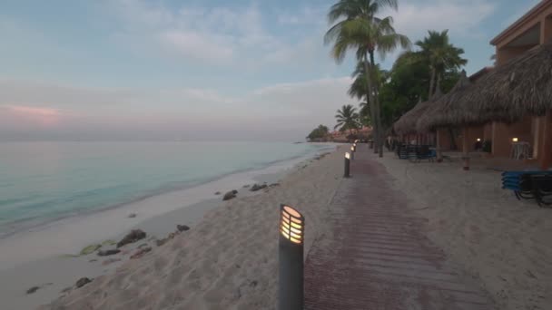 ホテルのビーチの最初の行で大西洋岸の島アルバの早朝の美しい景色 — ストック動画