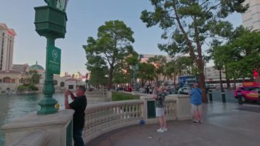 Suni gölün güzel manzarası ve Bellagio Hotel 'in karşısında yürüyen insanlar, Las Vegas, Nevada, ABD. 09.17.2022.