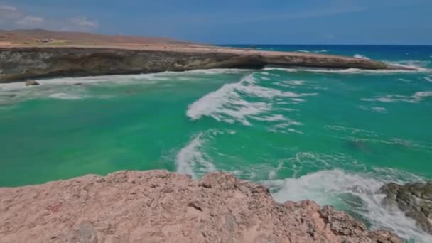 Büyük Turkuaz Dalgaların Muhteşem Manzarası Atlantik Okyanusu Kayalık Aruba Adası — Stok video
