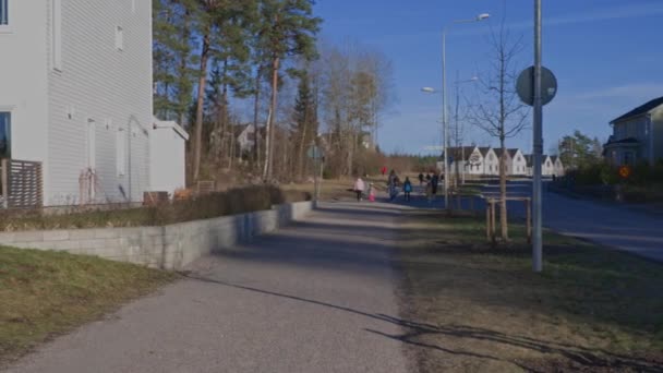 Piękny Widok Wieś Asfaltowej Drogi Prywatnych Domów Letniskowych Szwecja Uppsala10 — Wideo stockowe