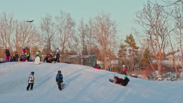 Çocukların Aileleriyle Kayak Yapmaya Kayak Yapmaya Gittikleri Kır Köyündeki Karla — Stok video