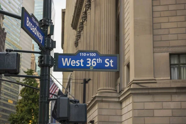 青い道路標識方向のビューを閉じる西36丁目とブロードウェイ ニューヨークだ アメリカ — ストック写真