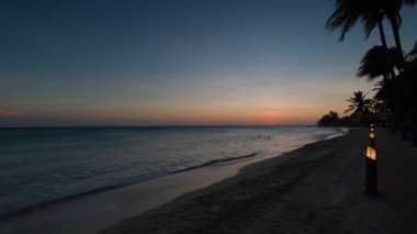 Aruba Adası 'ndaki otel kumsalından gün batımının muhteşem manzarası. Karayipler. 