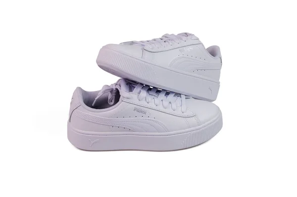 Beyaz Arka Planda Izole Edilmiş Güzel Beyaz Puma Spor Ayakkabıları — Stok fotoğraf
