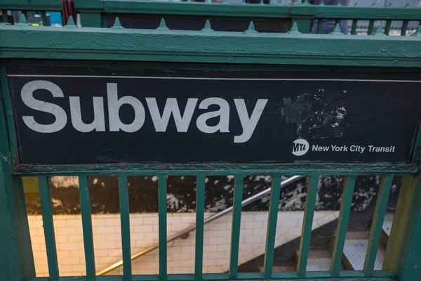 地铁栏杆上的地铁标志近景 New York City Usa — 图库照片