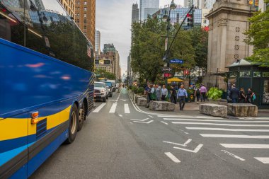 Aydınlık bir yaz gününde New York sokaklarından birinde güzel bir araç ve insan manzarası. - New York. ABD. 09.21.2022.