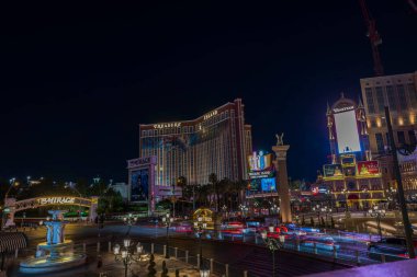 Karanlık gökyüzü arka planında Las Vegas Strip 'in muhteşem renkli manzarası. Las Vegas mı? ABD. 09.17.2022.