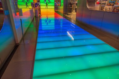 Las Vegas 'taki bir mağazanın renkli ışıklı zemininin güzel manzarası. Las Vegas, Nevada, ABD. 