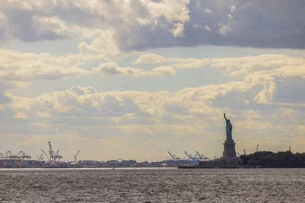 Bela Vista Estátua Liberdade Ilha Liberty Nova York Baía Oceano — Fotografia de Stock