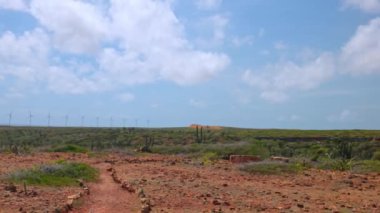 Mavi gökyüzü arka planında rüzgar gücü türbinlerinin görüntüsü. Aruba, Doğu Yakası.