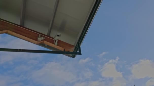 屋根の下の屋外監視カメラの近くのビュー スウェーデン — ストック動画