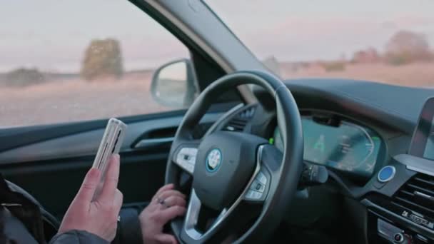 Frau Kontrolliert Während Der Fahrt Ihr Handy Gefährliche Fahrweise Schweden — Stockvideo