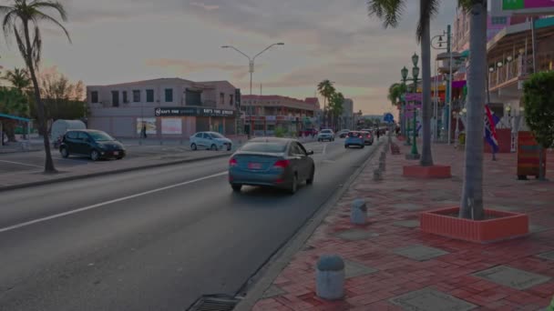 Uitzicht Hoofdstraat Oranjestad Met Passerende Auto Bij Zonsondergang Aruba Oranjestad — Stockvideo