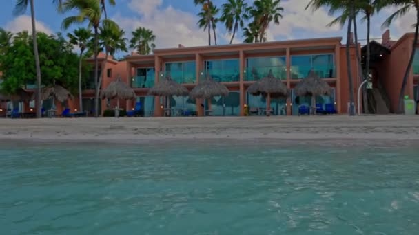 Krásný Výhled Písečnou Pláž Hotel Slunečníky Pozadí Západu Slunce Aruba — Stock video
