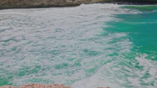 Prachtig Uitzicht Grote Turquoise Golven Caribische Zee Rotsachtige Kust Van — Stockvideo