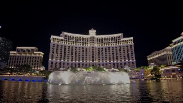 Schöne Aussicht Auf Die Springbrunnen Des Hotels Bellagio Der Nacht — Stockvideo