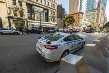 Yolun kenarına park edilmiş NYPD polis arabasının yakın görüntüsü. - New York. ABD. 09.21.2022.