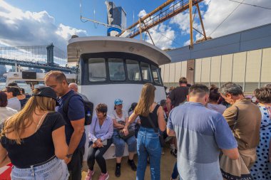 Brooklyn Köprüsü, New York, ABD yakınlarındaki gezi teknesinde turistlerin görüntüsü. 09.21.2022.