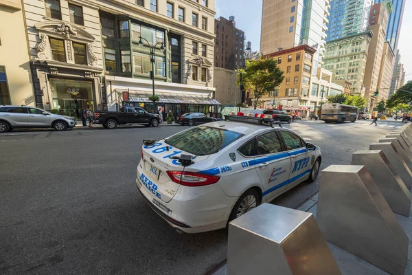 纽约警方警车停在路边的近景 2022 — 图库照片