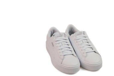 Beyaz arka planda izole edilmiş beyaz Puma spor ayakkabılarının yakın görüntüsü. İsveç. Uppsala. 11.03.2022.