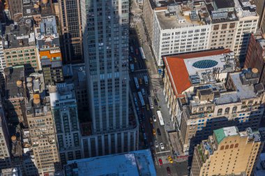 Empire State Binası 'nın güzel hava manzarası Manhattan' ın gökdelen binalarının gölgesi ve şehir manzarası sokakları. New York, ABD. 09.22.20