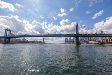 Hudson Nehri üzerindeki Brooklyn Köprüsü 'nün ve Manhattan' ın gökdelenlerinin güzel manzarası. ABD.