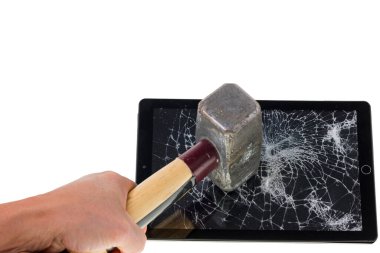 Manzaralı adamın eli beyaz arka planda izole edilmiş balyozla tableti eziyor. Kavramı yok et.