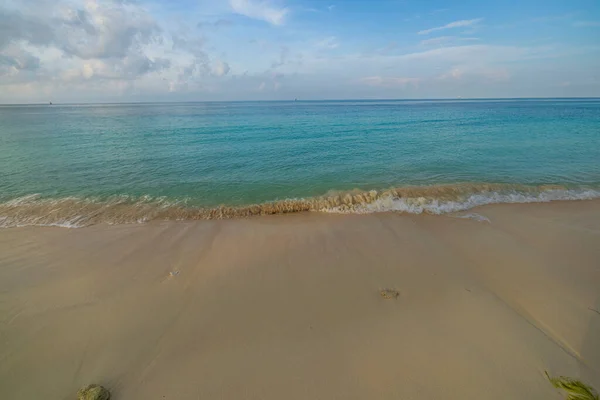 Hermosa Vista Olas Tranquilas Rodando Costa Arenosa Aruba Océano Atlántico —  Fotos de Stock