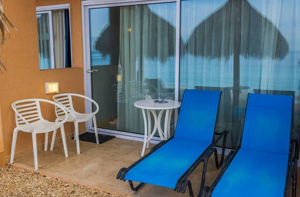 Närbild Hotellet Uteplats Med Solstolar Och Reflektion Fönstret Stranden Parasoll — Stockfoto