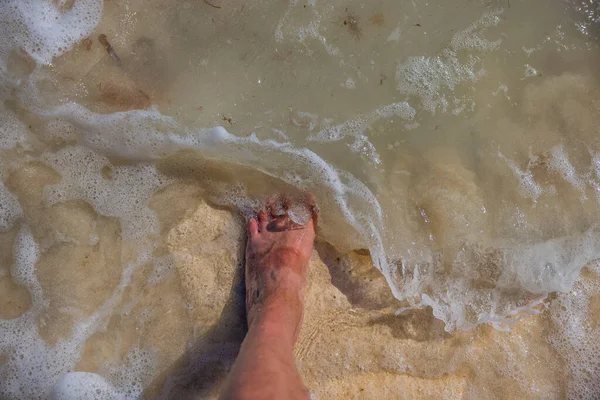 Придивіться Чоловічої Ноги Узбережжі Атлантичного Океану Під Час Роликів Концепція — стокове фото