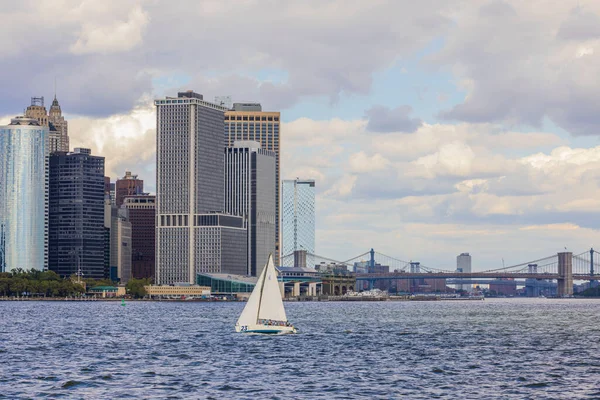 Vista Veleiro Branco Com Turistas Fundo Edifícios Manhattan Eua Nova — Fotografia de Stock