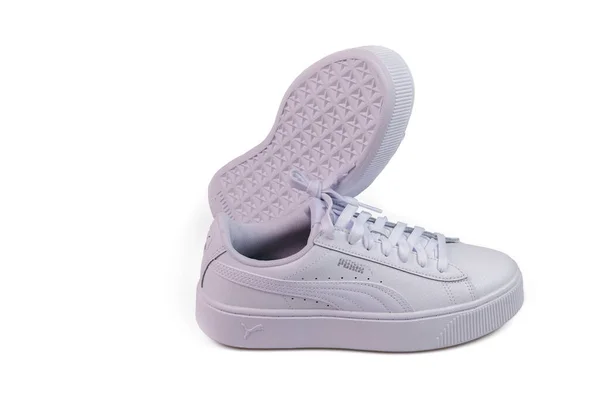 Zicht Witte Puma Sneakers Geïsoleerd Witte Achtergrond Zweden Uppsala 2022 — Stockfoto